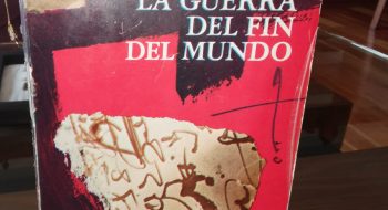 Ejemplar de la primera edición de La guerra del fin del mundo de Mario Vargas Llosa publicado por Seix Barral en 1981, propiedad de un lector de Economicón.