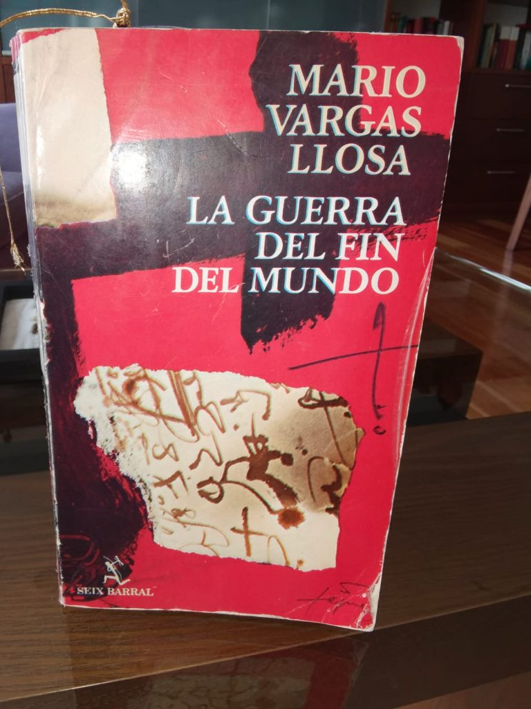 Ejemplar de la primera edición de La guerra del fin del mundo de Mario Vargas Llosa publicado por Seix Barral en 1981, propiedad de un lector de Economicón.